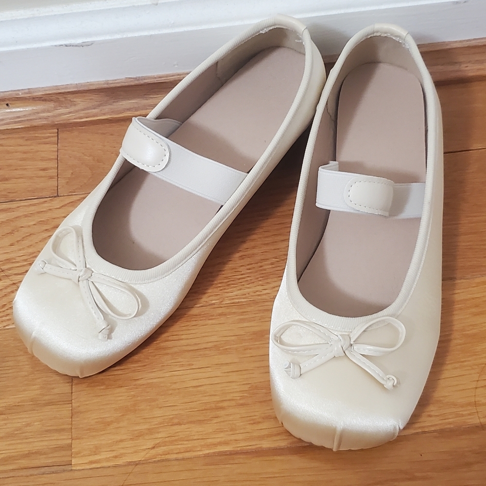 Beige Flats w/ Bow (6)